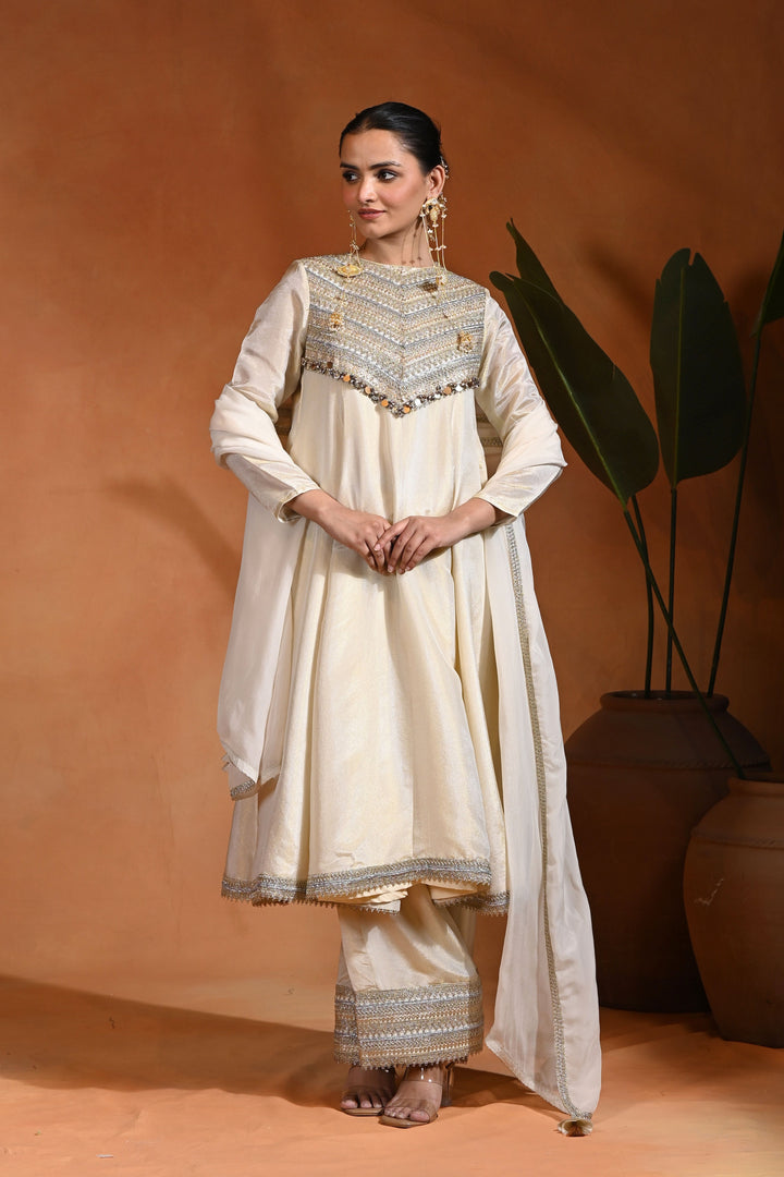 Ivory L04