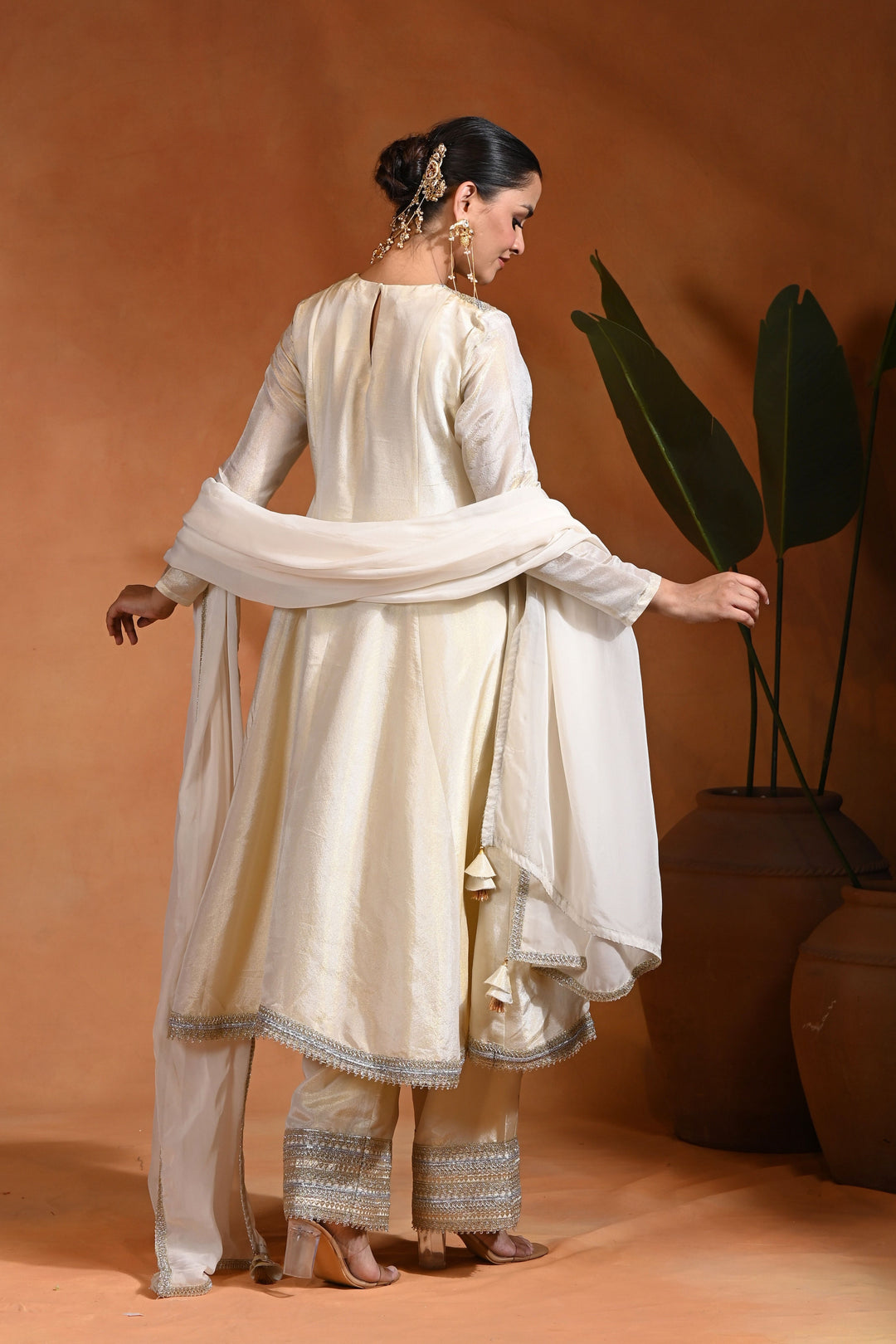 Ivory L04